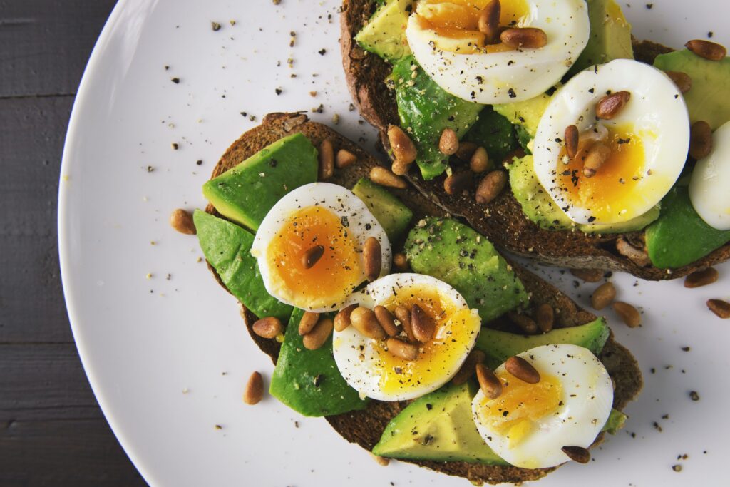 Avocado toasts avec oeuf collant